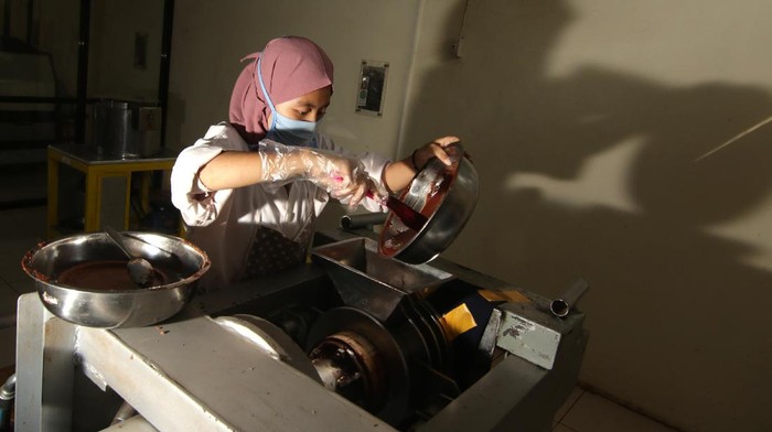 Potret Dusun Kakao di Perkebunan Kendeng Lembu Manajer Perkebunan Kendeng Lembu Beni Hendricriyanto menunjukkan produk coklat hasil produksi di Dusun Kakao Glenmore, Perkebunan Kendeng Lembu, PTPN XII, Banyuwangi, Jawa Timur, Rabu (9/6/2021). Perkebunan Kendeng Lembu penghasil biji kakao itu selain mengekspor sebagian hasil panennya ke Jerman juga mampu memproduksi berbagai varian coklat untuk memperkenalkan Dusun kakao sebagai tempat wisata dan edukasi. ANTARA FOTO/Budi Candra Setya/wsj.