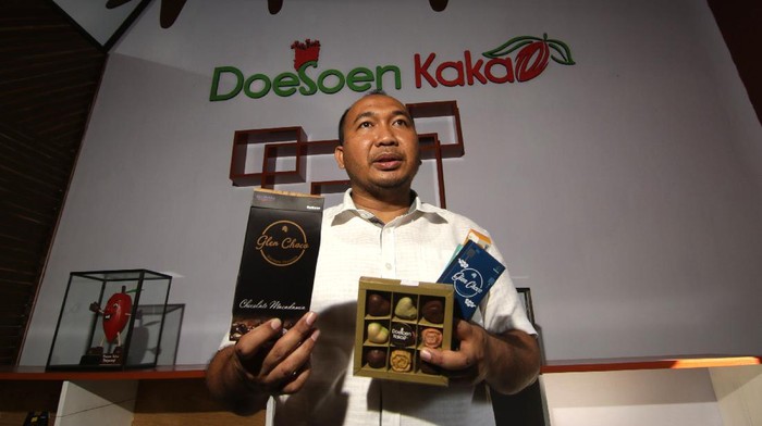 Potret Dusun Kakao di Perkebunan Kendeng Lembu Manajer Perkebunan Kendeng Lembu Beni Hendricriyanto menunjukkan produk coklat hasil produksi di Dusun Kakao Glenmore, Perkebunan Kendeng Lembu, PTPN XII, Banyuwangi, Jawa Timur, Rabu (9/6/2021). Perkebunan Kendeng Lembu penghasil biji kakao itu selain mengekspor sebagian hasil panennya ke Jerman juga mampu memproduksi berbagai varian coklat untuk memperkenalkan Dusun kakao sebagai tempat wisata dan edukasi. ANTARA FOTO/Budi Candra Setya/wsj.