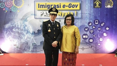 Momen Kebersamaan Yasonna Laoly dengan Istri dan Keluarga