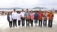 Dalam beberapa kesempatan disamping kunjungan kerja, Yasonna Laoly juga turut serta mengajak istri tercinta. Ini ada di Acara puncak Sail Nias 2019 di Telukdalam, Kabupaten Nias Selatan. Foto: Yasonna Laoly.com