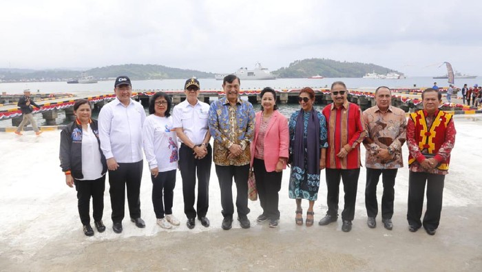Potret Kebersamaan Yasonna Laoly dengan Istri dan Keluarga Tercinta Potret Kebersamaan Yasonna Laoly dengan Istri dan Keluarga Tercinta