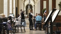 Tanpa vaksin, sebagian besar pengunjung non Uni Eropa harus memiliki alasan kuat untuk mengunjungi Paris. Mereka juga harus melakukan karantina (AP)