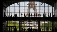 Pada hari pertama Prancis membuka pintunya untuk turis asing,  wisatawan berkumpul di Grand Palais dengan latar Menara Eiffel. (AP)