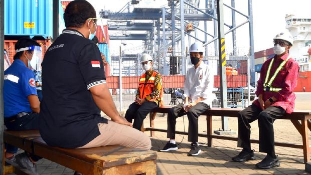 Presiden Berdialog dengan Pekerja di Pelabuhan Tanjung Priok. (Biro Pers Sekretariat Presiden/Rusman)