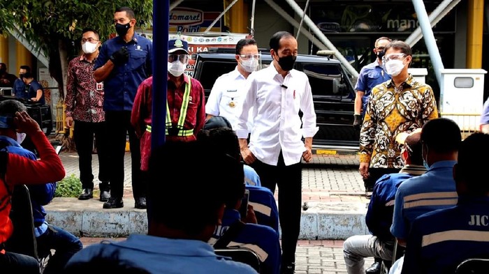 Presiden Jokowi-Menkes Budi Gunadi saat meninjau vaksinasi di Tanjung Priok