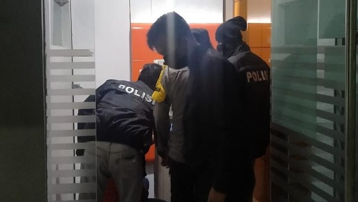 Pandangan SW (56) kosong saat diperiksa petugas kepolisian. Rencananya melangsungkan pernikahan terancam batal, karena aksi nekatnya mencongkel mesin ATM ketahuan.