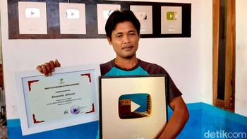 Siswanto (38) dengan akun YouTube-nya Siboen Chanel kini punya 1,22 juta subscribers dan 2.032 konten video. Dia adalah montir bengkel yang sukses merintis Kampung YouTuber di Desa Kasegeran, Kecamatan Cilongok, Kabupaten Banyumas (Foto: Arbi Anugrah/detikcom)