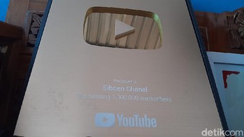 Channel utama Siboen Chanel sudah mendapatkan gold play button dari YouTube. Siboen mengantungi pendapatan Rp 50 juta-150 juta per bulan (Foto: Arbi Anugrah/detikcom)