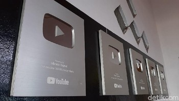 Siboen Chanel sudah memiliki sekitar 10 channel lainnya yang memiliki konten berbeda-beda dari kuliner sampai horor dan misteri. Kesemuanya sudah mendapatkan silver play button dari YouTube (Foto: Arbi Anugrah/detikcom)