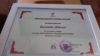 Siboen sukses menjadi YouTuber lalu mengajak para pemuda desa lainnya ikut menjadi YouTuber. Atas jasanya membangun Kampung YouTuber, Siboen diganjar penghargaan dari Kementerian Sosial (Foto: Arbi Anugrah/detikcom)