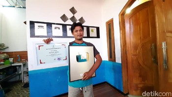 Kios dan rumah seharga Rp 450 juta ini dibeli Siboen dari penghasilannya sebagai YouTuber. Saking suksesnya, Siboen sempat disangka melakukan pesugihan dan terorisme. (Foto: Arbi Anugrah/detikcom)