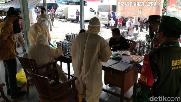 Puluhan pedagang dari luar kota di Pasar Cinderamata Solo dites swab, Kamis (10/6/2021).