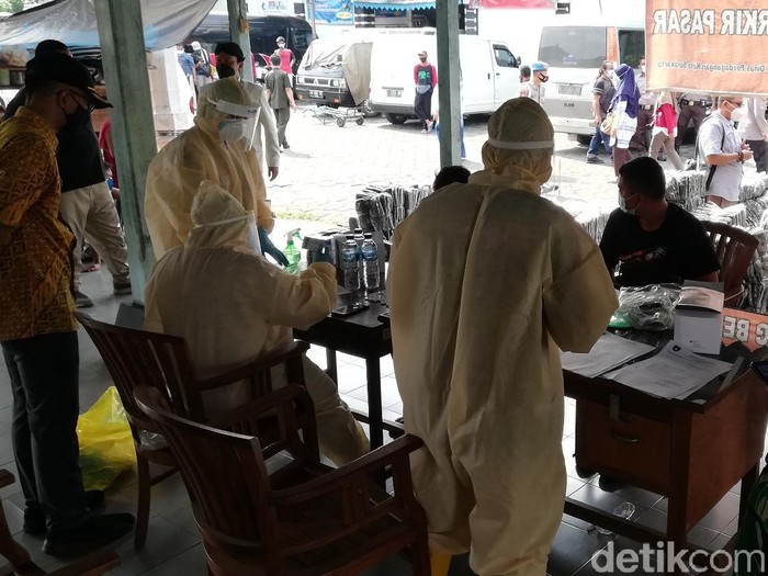 Puluhan pedagang dari luar kota di Pasar Cinderamata Solo dites swab, Kamis (10/6/2021).