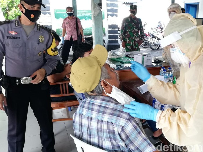 Puluhan pedagang dari luar kota di Pasar Cinderamata Solo dites swab, Kamis (10/6/2021).