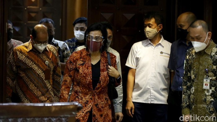 Menteri Keuangan Sri Mulyani Indrawati hadir dalam rapat kerja bersama Komisi XI DPR RI. Rapat itu membahas pagu indikatif Kementerian Keuangan dalam RAPBN 2022