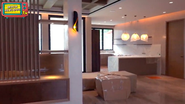 Rumah baru Al, El, dan Dul berada tepat di belakang rumah Maia Estianty di kawasan Pejaten, Jakarta Selatan. Sembari menunggu rumah tersebut rampung dibuat, Maia dan suaminya, Irwan Mussry, mengajak Al, El, dan Dul melakukan inspeksi dadakan. Maia mengabadikan momen tersebut dalam sebuah video yang diunggah di kanal YouTube-nya. (Foto: YouTube/@Maia Aleldul TV)