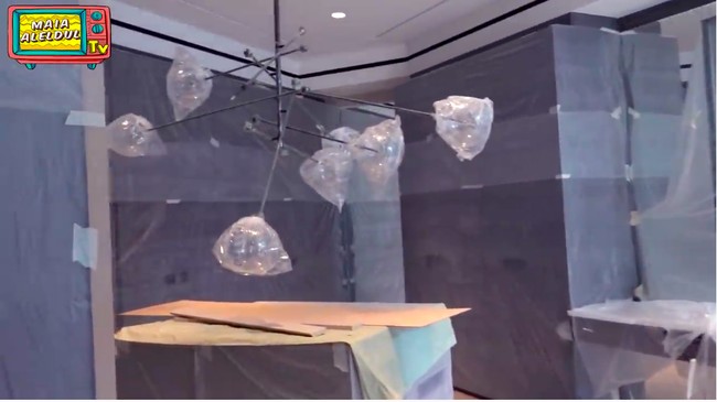 Masih banyak yang perlu dirapikan. Salah satunya lampu yang berada di atas piano ini. Menurut Irwan, lampu tersebut terlalu pendek. (Foto: YouTube/@Maia Aleldul TV)