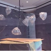 Masih banyak yang perlu dirapikan. Salah satunya lampu yang berada di atas piano ini. Menurut Irwan, lampu tersebut terlalu pendek. (Foto: YouTube/@Maia Aleldul TV)