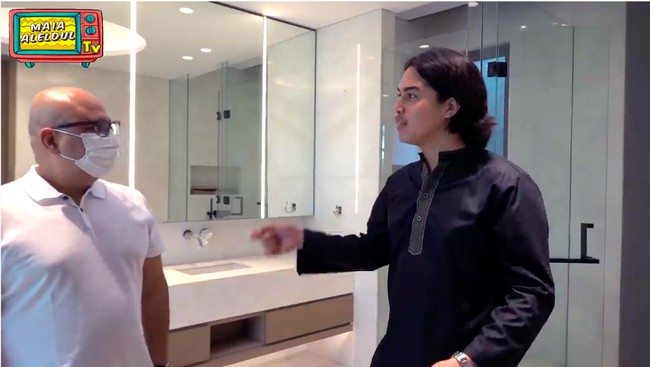 Kamar mandi utama didominasi marmer putih. Bak hotel bintang lima. (Foto: YouTube/@Maia Aleldul TV)
