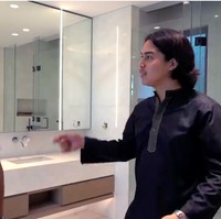 Kamar mandi utama didominasi marmer putih. Bak hotel bintang lima. (Foto: YouTube/@Maia Aleldul TV)