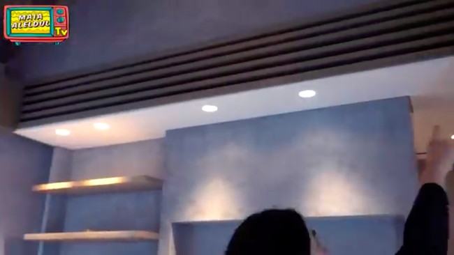 Inilah penampakan kamar El. Anak kedua Maia Estianty dan Ahmad Dhani itu mengatakan, kamarnya tidak akan menggunakan pendinginan udara rumahan. Pakai AC central. Seakan-akan tidak ada AC, padahal nanti dingin, kata dia. (Foto: YouTube/@Maia Aleldul TV)