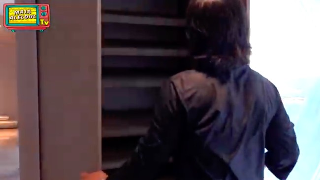 Di depan kamar El, terdapat rak khusus untuk menyimpan seluruh koleksi sneakers El. Harus dipasang CCTV supaya nggak ada yang ambil, seloroh El yang belum lama ini menuntaskan pendidikan di Inggris.  (Foto: YouTube/@Maia Aleldul TV)