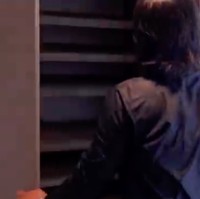 Di depan kamar El, terdapat rak khusus untuk menyimpan seluruh koleksi sneakers El. Harus dipasang CCTV supaya nggak ada yang ambil, seloroh El yang belum lama ini menuntaskan pendidikan di Inggris.  (Foto: YouTube/@Maia Aleldul TV)