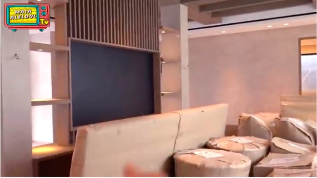 Area tengah rumah dijadikan sebagai titik berkumpul. Akan ada TV 70 inchi dan sofa yang nyaman di ruangan ini. (Foto: YouTube/@Maia Aleldul TV)