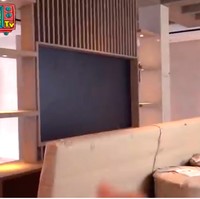 Area tengah rumah dijadikan sebagai titik berkumpul. Akan ada TV 70 inchi dan sofa yang nyaman di ruangan ini. (Foto: YouTube/@Maia Aleldul TV)