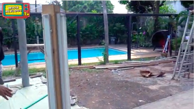 Halaman belakang rumah terkoneksi dengan rumah Maia. Sebuah taman untuk kongko akan dibuat di tepi kolam renang. (Foto: YouTube/@Maia Aleldul TV)