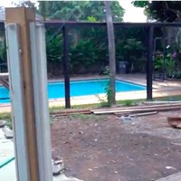 Halaman belakang rumah terkoneksi dengan rumah Maia. Sebuah taman untuk kongko akan dibuat di tepi kolam renang. (Foto: YouTube/@Maia Aleldul TV)