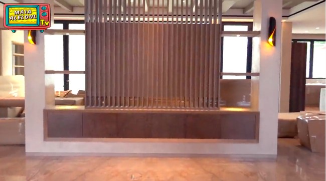 Unsur kayu tampak mendominasi rumah bergaya minimalis kontemporer ini. Material marmer untuk lantai mempertegas kesan berkelas. Meski belum rapi, rumah ini sudah memancarkan aura kemewahannya. (Foto: YouTube/@Maia Aleldul TV)