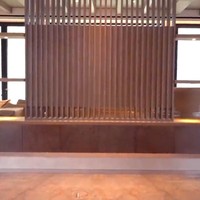 Unsur kayu tampak mendominasi rumah bergaya minimalis kontemporer ini. Material marmer untuk lantai mempertegas kesan berkelas. Meski belum rapi, rumah ini sudah memancarkan aura kemewahannya. (Foto: YouTube/@Maia Aleldul TV)