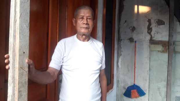 Samin, warga Cakung Barat yang terdampak gangguan air PAM.