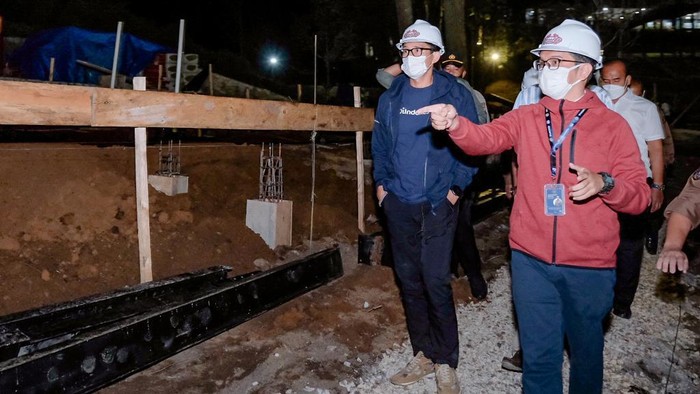 Sandiaga Uno meninjau pembangunan hotel Bobobox di Kaldera Toba.