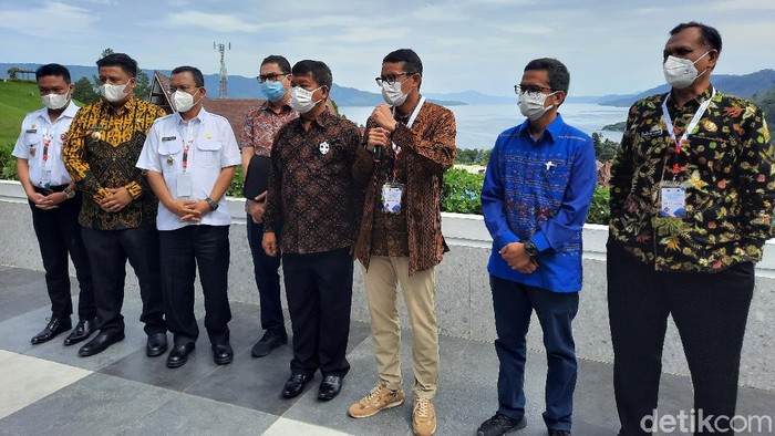 Sandiaga Uno berkunjung ke Danau Toba, Kamis (10/6).