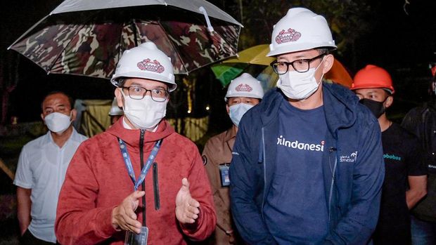 Sandiaga Uno meninjau pembangunan hotel Bobobox di Kaldera Toba.