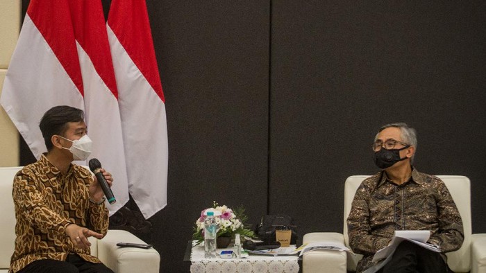 Peserta mengikuti acara Sarasehan dan Koordinasi Pemulihan Ekonomi Solo Raya di Kantor OJK, Solo, Jawa Tengah, Jumat (4/6/2021). Acara yang diikuti Kepala Daerah di Solo Raya, Akademisi dan Otoritas Jasa Keuangan (OJK) tersebut mambahas langkah dan strategi membangkitkan kembali aktivitas ekonomi terutama di sektor Pariwisata, Perdagangan dan Industri untuk mempercepat pemulihan ekonomi. ANTARA FOTO/Mohammad Ayudha/foc.