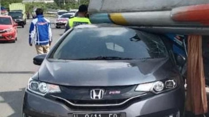 Sebuah bus mengalami kecelakaan di tol Krapyak, Kota Semarang, dan menimpa sebuah mobil, Kamis (10/6/2021).