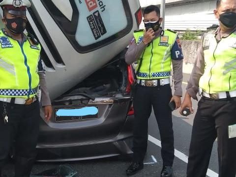 Sebuah bus mengalami kecelakaan di tol Krapyak, Kota Semarang, dan menimpa sebuah mobil, Kamis (10/6/2021).