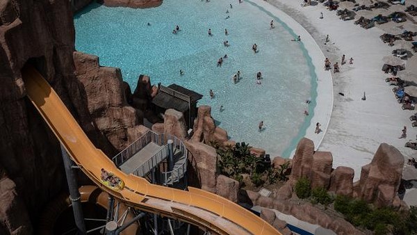 Sektor pariwisata Turki sedang bersiap menyambut liburan musim panas 2021 dengan langkah-langkah keamanan yang tinggi dan juga protokol kesehatan yang ketat. Sektor pariwisata Turki sedang bersiap menyambut liburan musim panas 2021 dengan langkah-langkah keamanan yang tinggi dan juga protokol kesehatan yang ketat.