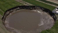 Lubang raksasa ini terus menelan lahan pertanian warga. Awalnya lebarnya hanya sekitar 30 meter, lalu beberapa hari kemudian, sinkhole melebar dengan cepat menjadi 80 meter. AP Photo/Pablo Spencer.
