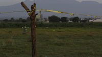 Padahal polisi telah memasang garis agar warga tidak mendekat. AP Photo/Fernando Llano.