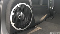Selain itu, tentu dengan hadirnya embel-embel Rockford Fosgate ke Xpander ini, menandakan perangkat audio yang terpasang di mobil ini merupakan barang dari Rockford Fosgate. Hal ini terdapat pada bagian amplifier dan juga subwoofer-nya. Foto: Muhammad Hafizh Gemilang