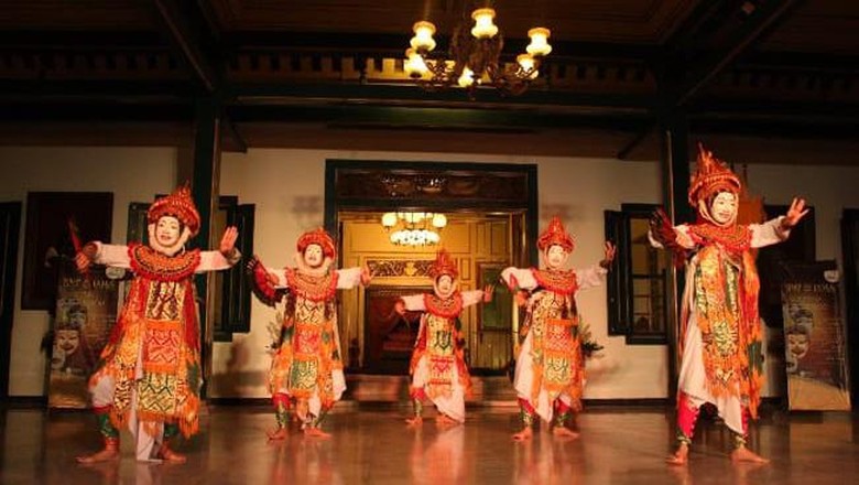 Tari Topeng Ilustrasi festival topeng di Solo.