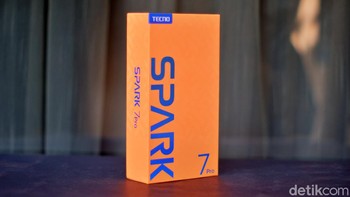 Kotak kemasan Tecno Spark 7 Pro berbalut paduan warna oranye dan biru. Foto: Adi Fida Rahman/detikINET