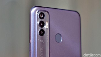 Di bagian belakang terdapat tiga kamera. Sensor utamanya memiliki ukuran 48 MP. Foto: Adi Fida Rahman/detikINET