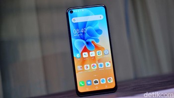 Mengusung layar berukuran 6,6 inch dengan resolusi HD+. Mengikuti tren kekinian, Spark 7 Pro mengusung refresh rate 90Hz. Foto: Adi Fida Rahman/detikINET