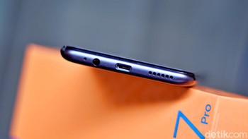 HP ini masih dibekali jack audio 3,5 mm, dan belum dilengkapi USB Type C, alias menggunakan microUSB. Foto: Adi Fida Rahman/detikINET