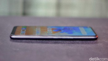 Terpasang dalam HP ini baterai berkapasitas 5.000 mAh. Foto: Adi Fida Rahman/detikINET